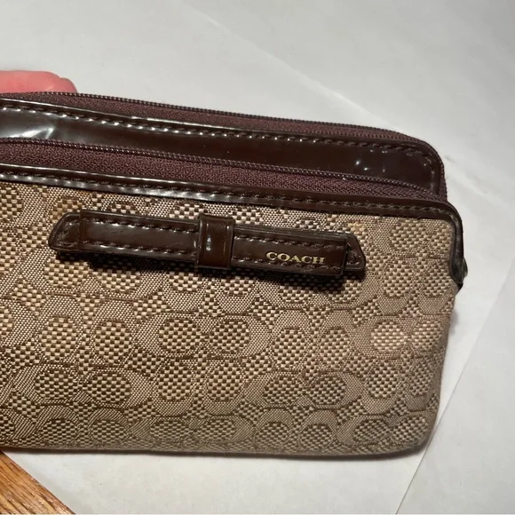 Coach Wristlet Brown Signature Pattern w Brown Patent Leather Trim Orange Inside - Picture 10 of 10
